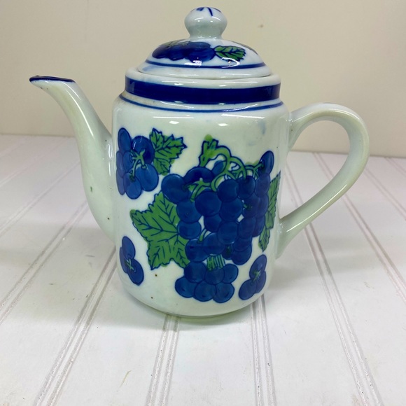 Heritage Pottery grapes tea pot - Picture 1 of 9